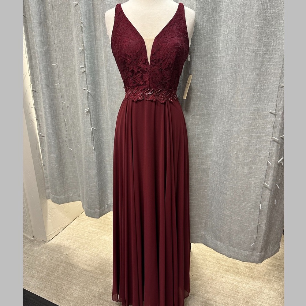 Elegant Burgundy Lace Evening Gown